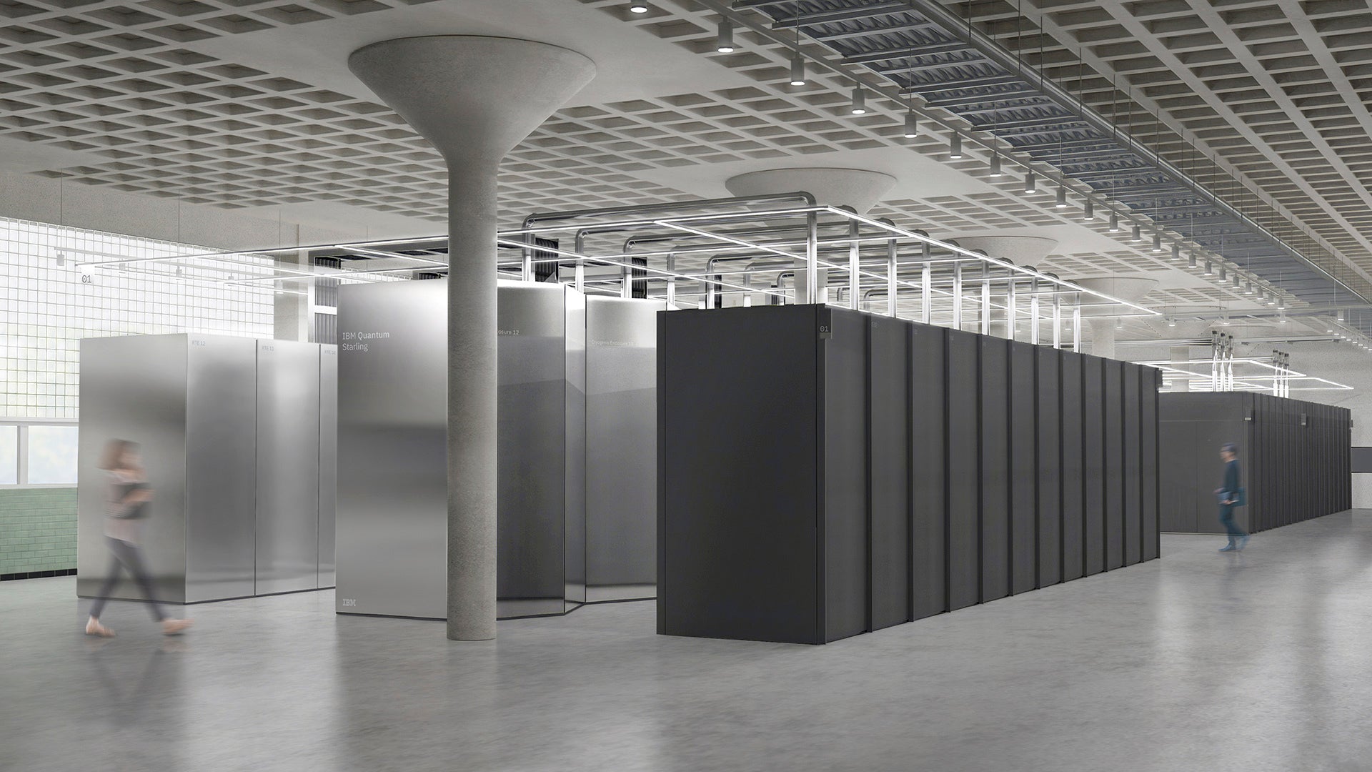 Modernes Rechenzentrum mit mehreren hochglänzenden und dunklen Gehäusemodulen eines IBM-Quantum-Systems in einer weitläufigen Halle.