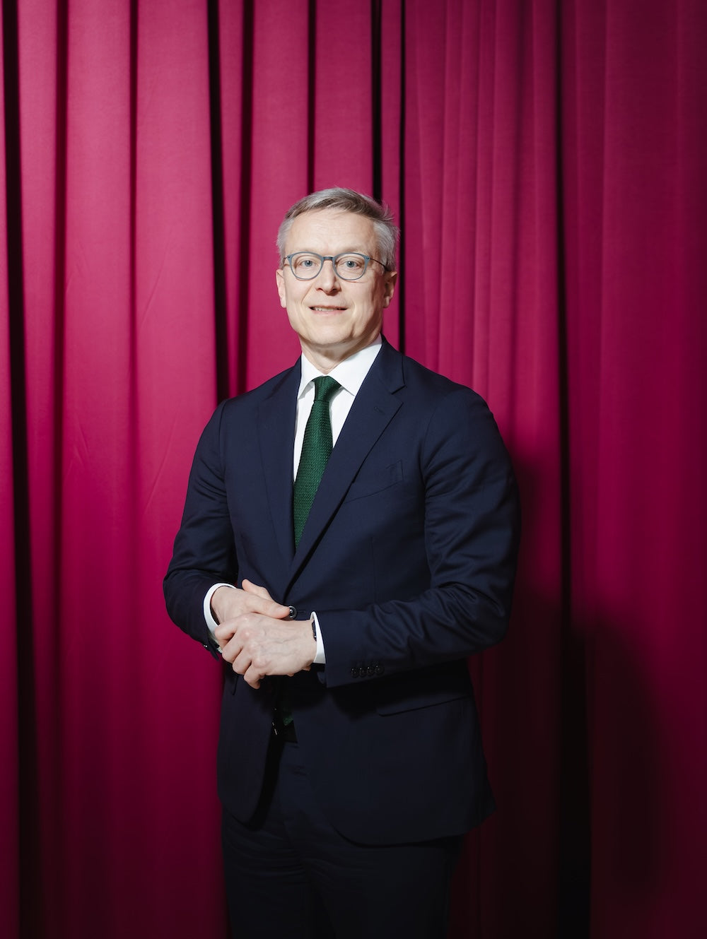 Portrait Karsten Wildberger vor rotem Vorhang