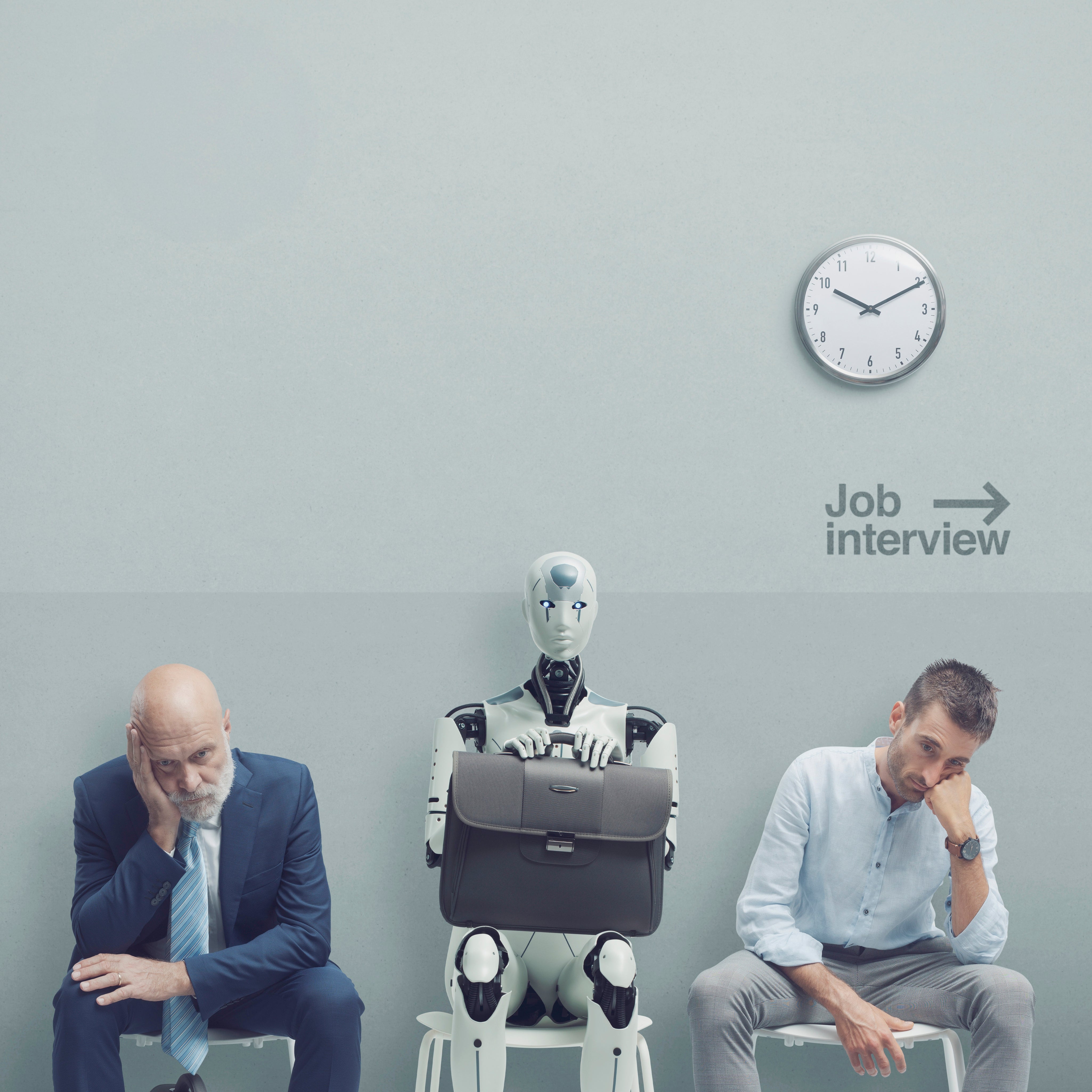 Zwei wartende Männer und ein humanoider Roboter sitzen nebeneinander im Wartebereich vor einem Jobinterview.