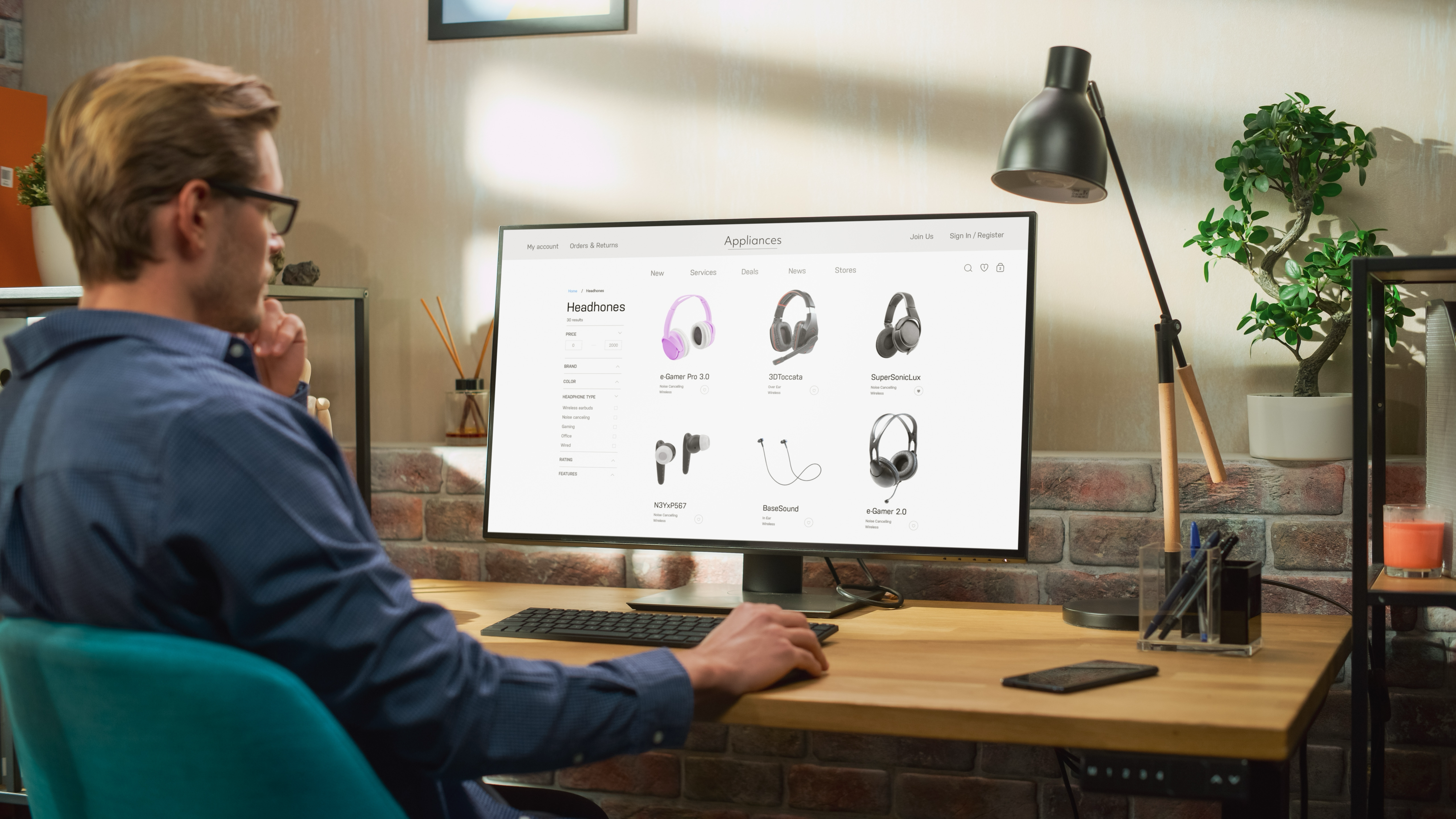 Mann im Homeoffice sitzt am Schreibtisch und kauft online Kopfhörer über einen Desktop-Computer mit großem Monitor.