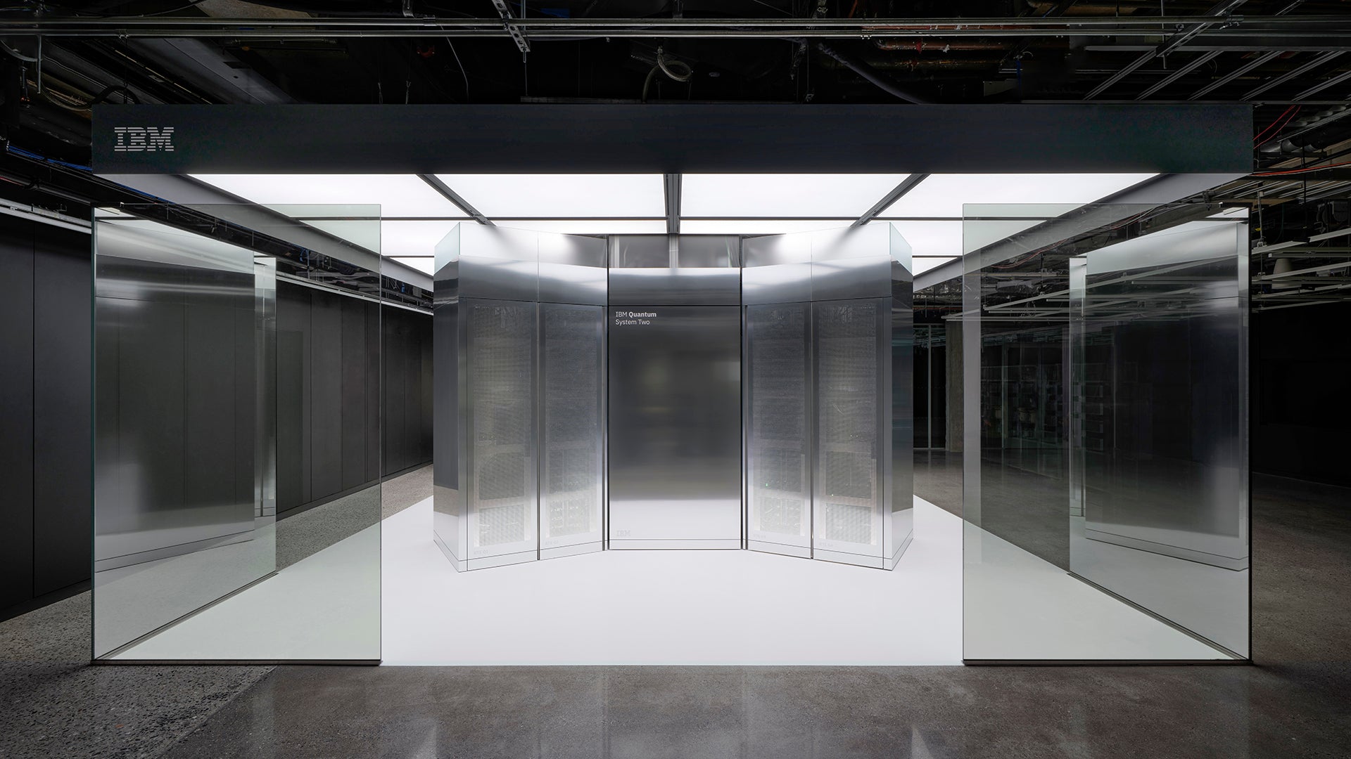 IBM Quantum System Two: futuristischer silberner Quantencomputer in einem hell ausgeleuchteten Serverraum mit Glaswänden.