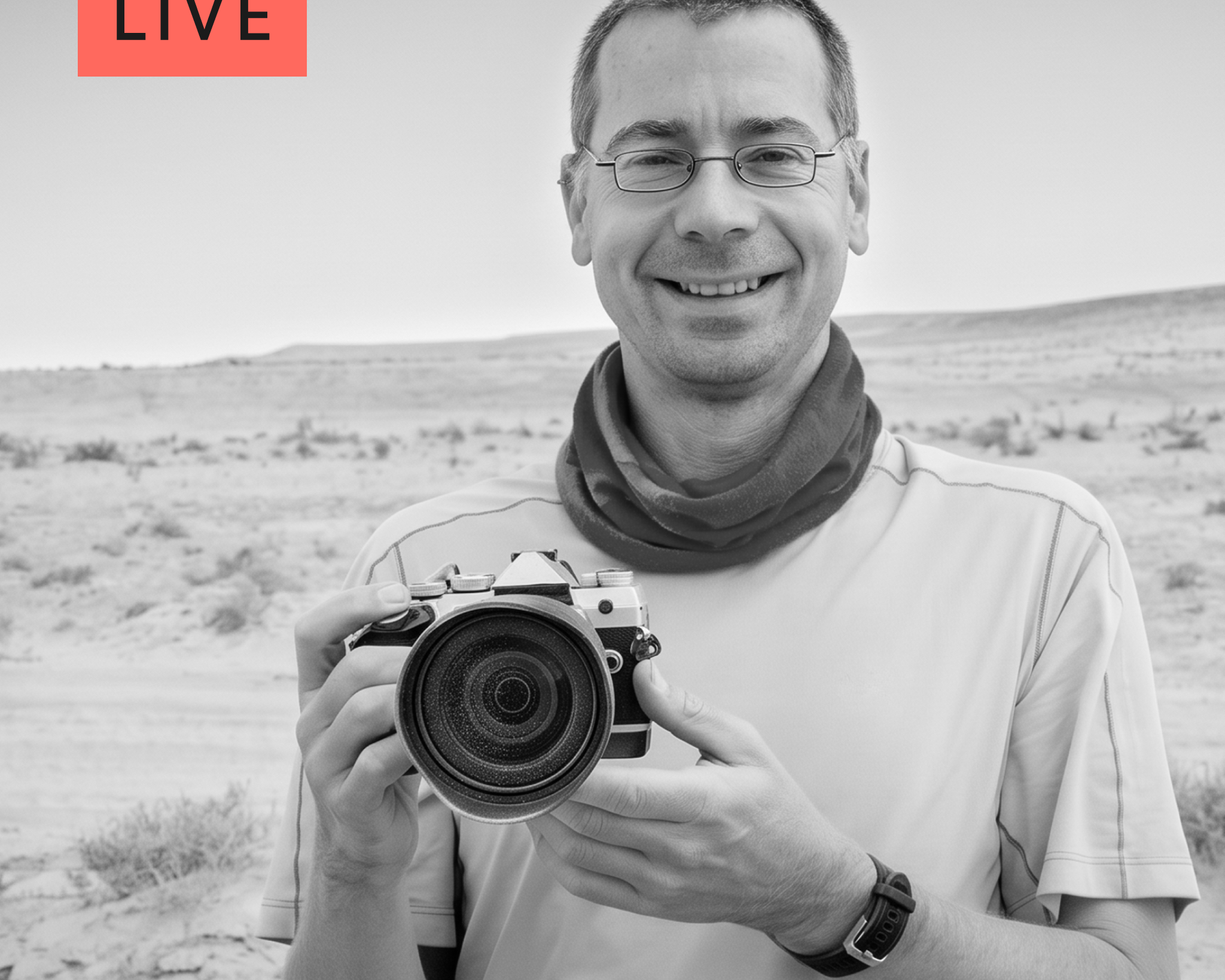 Portrait Adrian Rohenfelder mit DSLR Kamera in der Hand
