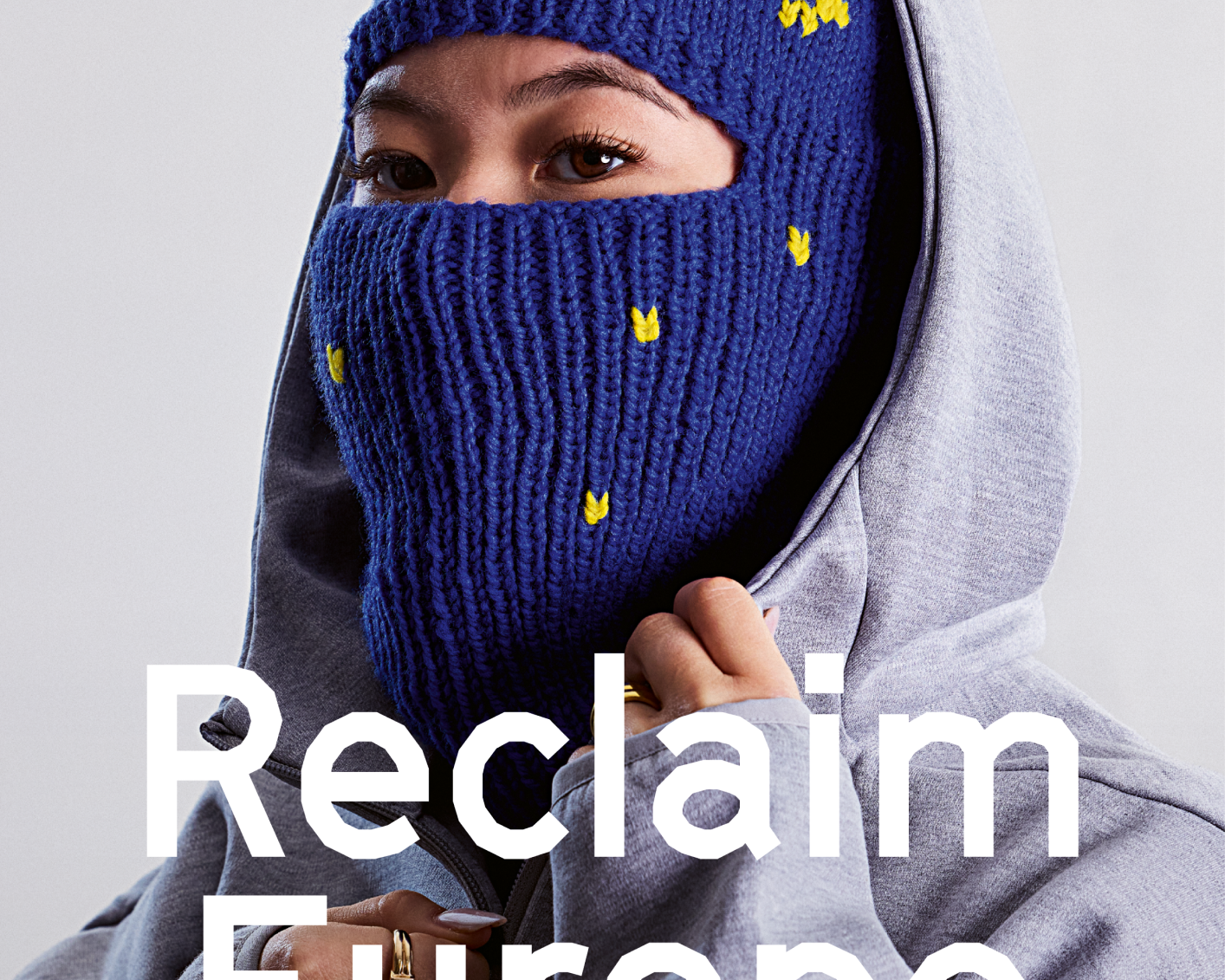 Frau in blauer Strick-Balaklava mit EU-Muster