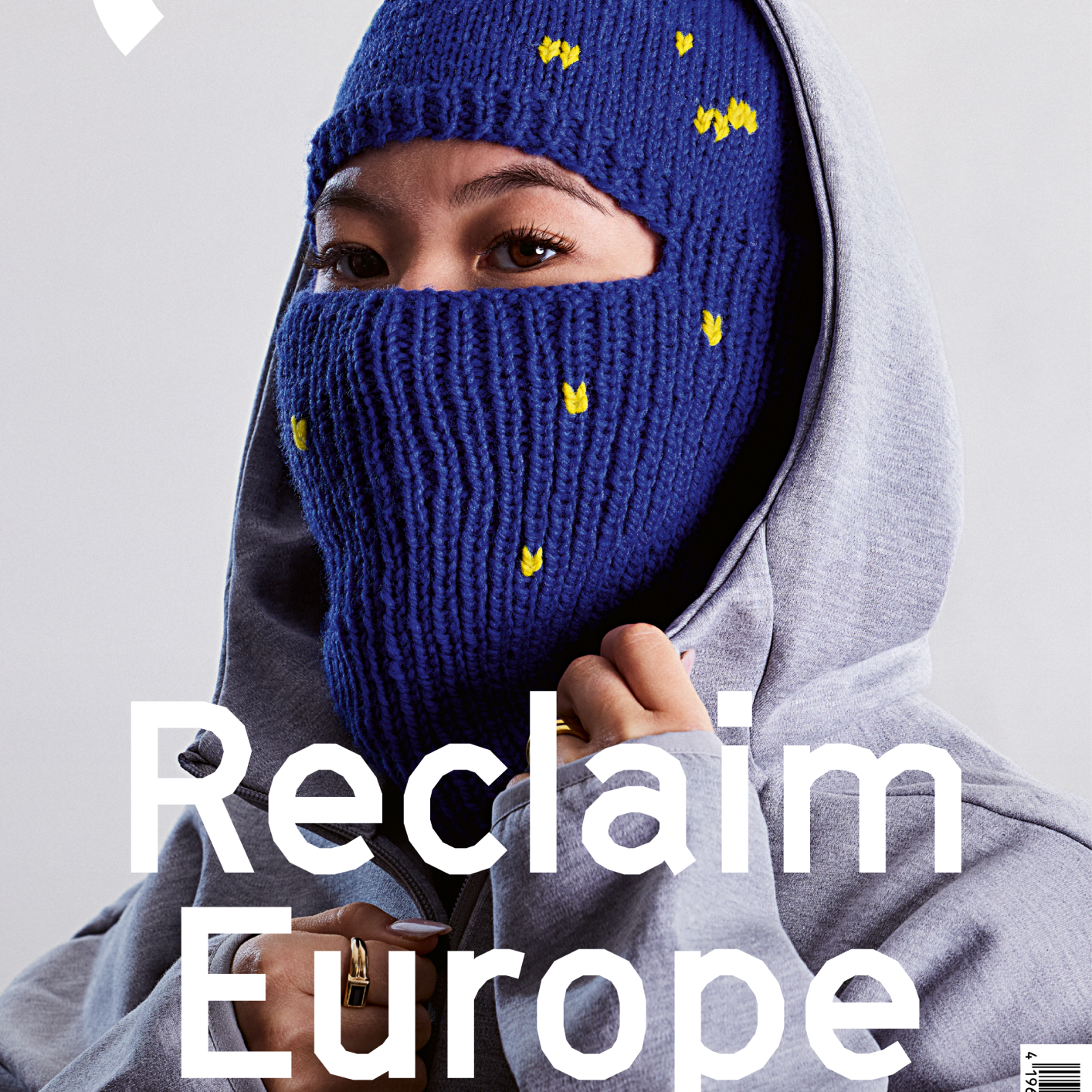 Frau in blauer Strick-Balaklava mit EU-Muster