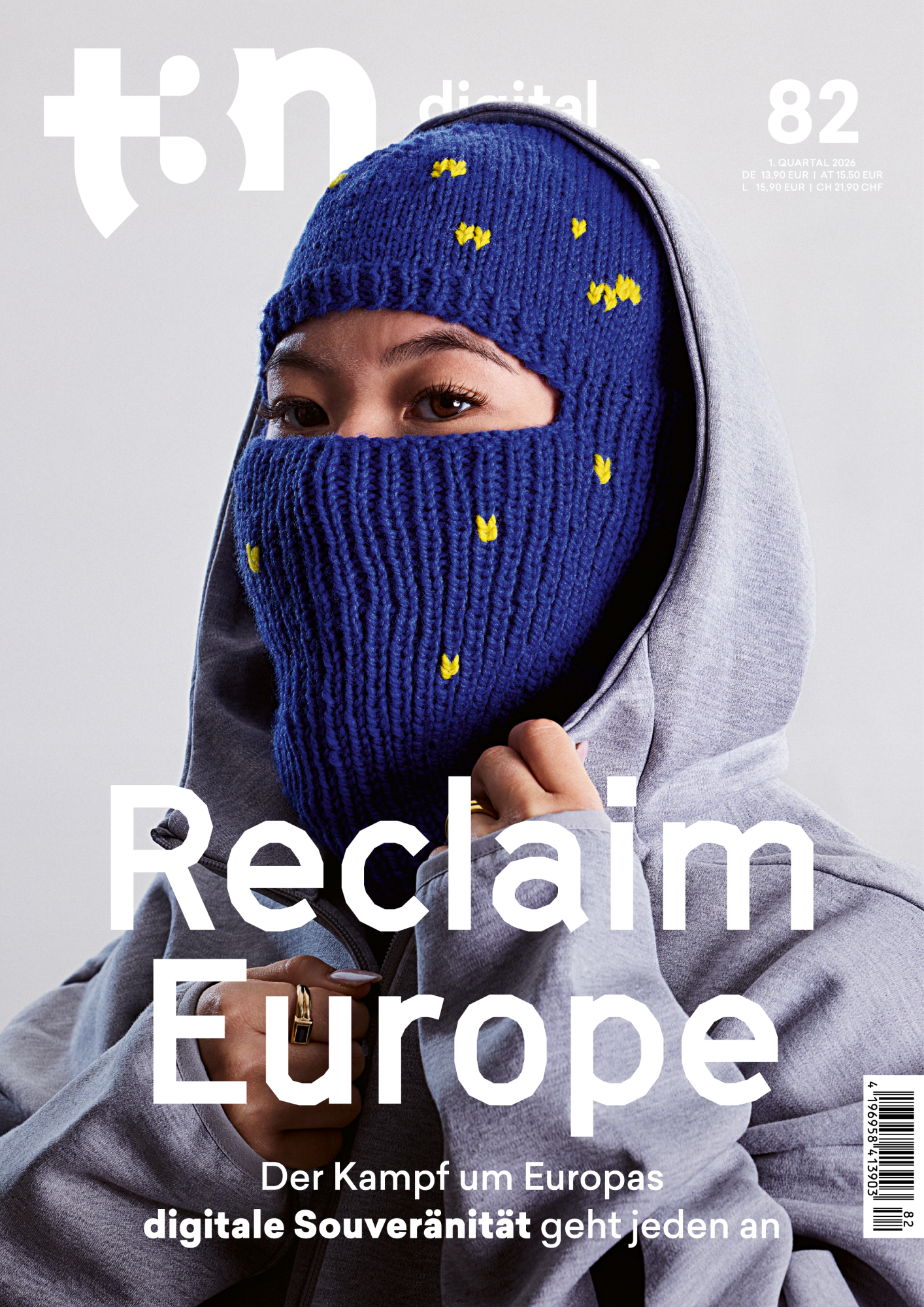 Frau in blauer Strick-Balaklava mit EU-Muster