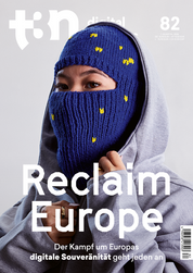 Frau in blauer Strick-Balaklava mit EU-Muster